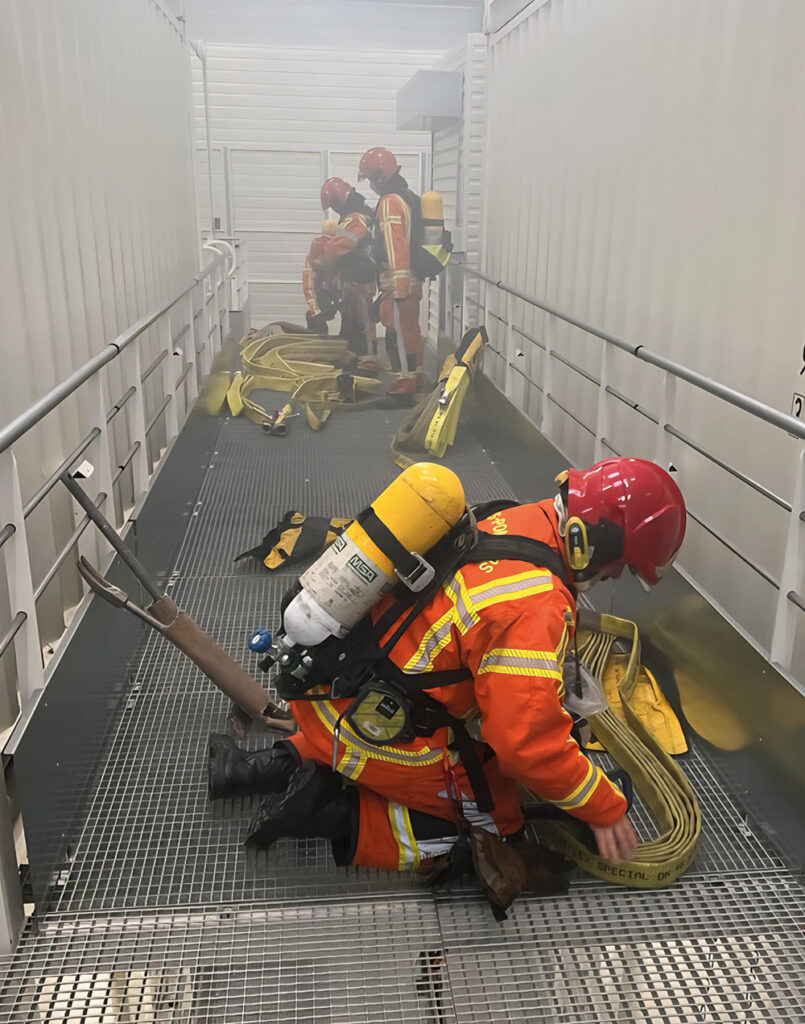 Intervention des sapeurs-pompiers de Vendée en entrainement sur le site abilbox, à l'intérieur de l'entrepôt de stockage