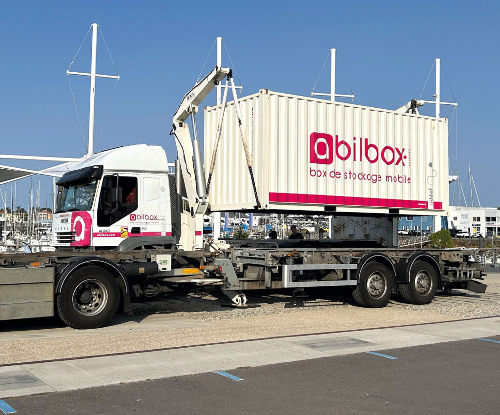 Déchargement d'un container de stockage mobile abilbox sur la place du Vendée Globe aux Sables d'Olonne
